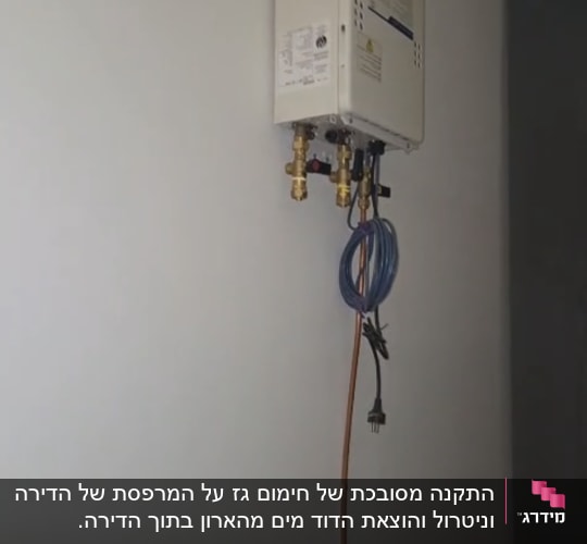 דוד חימום מים מותקן על קיר עם צינורות